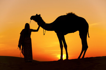 Fototapeta na wymiar Kobiety gospodarstwa wielbłąda Thar Desert, Rajasthan - Indie