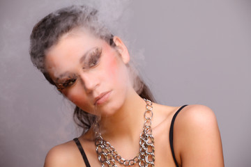 schöne frau mit nebel und halskette