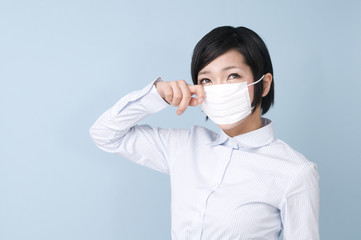 マスクをする女性