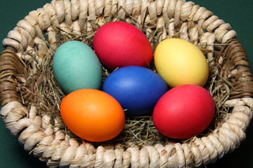 Osterkorb mit bunten Eiern