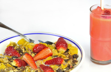 Müsli mit Erbeeren und Erbeershake