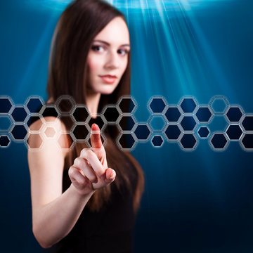 Frau drückt auf virtuelles Hexagon-Muster