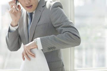携帯電話で話すビジネスマン