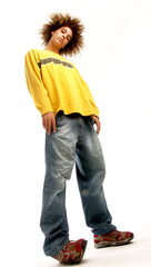 Joven afro estilo urbano.