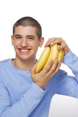 Niño contento sujetando un racimo de bananas.