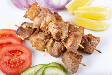Grilled meat with fresh vegetables