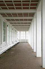 Weißer Korridor mit Säulen