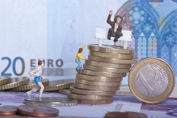 euro, geld, wirtschaft, bargeld mit figuren