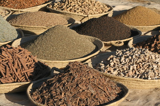 Des paniers d'&eacute;pices au march&eacute;