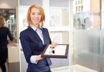 verkäuferin im juwelier geschäft
