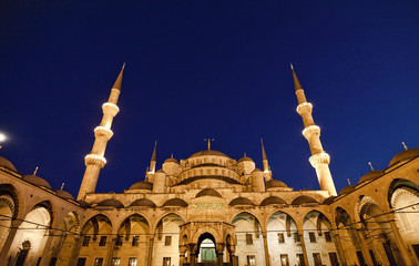Fototapeta na wymiar The Blue Mosque at Night in Istanbul Turkey