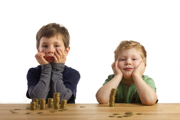 Zwei Jungen vor Geldbergen