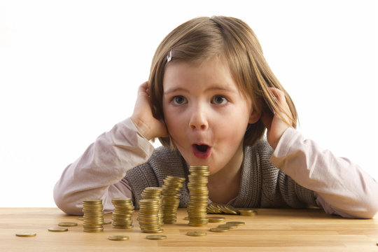 M&auml;dchen staunt &uuml;ber Geld