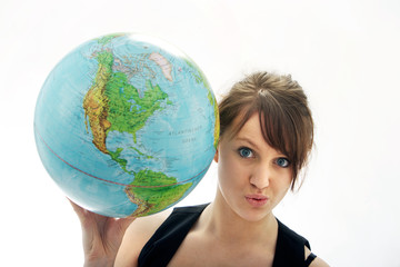 Junge Frau mit Globus