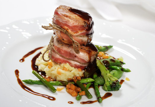 Schweinefilet im Speckmantel mit Risotto und gr&uuml;nem Gem&uuml;se
