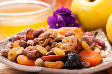 mixed nuts and dry fruits