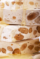 pezzi di torrone frantumato con miele