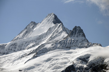 Fototapeta na wymiar Huts and Schreckhorn above Grindelwald