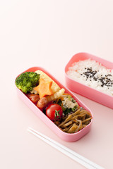 ピンクのお弁当箱とピンクの背景