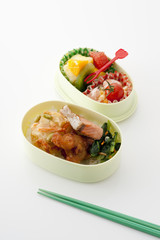 緑色の弁当箱とお箸