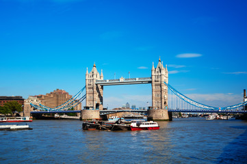 Fototapeta na wymiar Tower Bridge i Tamiza. Londyn - Anglia