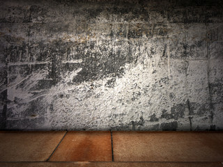 Raum mit Betonwand und rostigem Metallboden