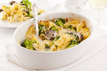 Auflauf mit Penne und Brokkoli