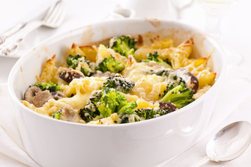 Auflauf mit Penne und Brokkoli