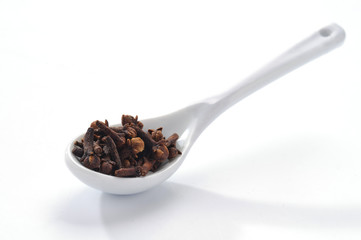 Chiodi di garofano - Cloves in the spoon