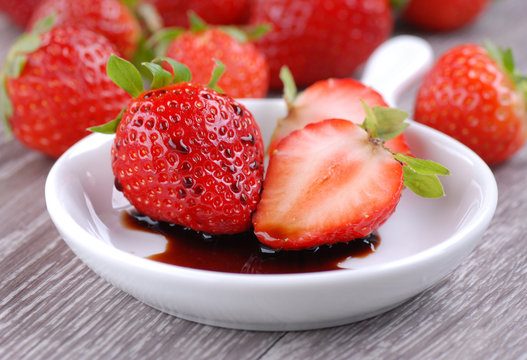 fragole con aceto balsamico in primo piano