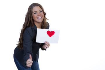 Fototapeta premium Junges Mädchen zeigt Schild mit Herz