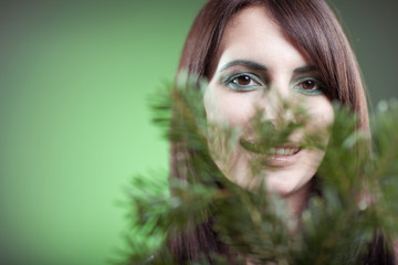 Frau versteckt sich hinter Ast