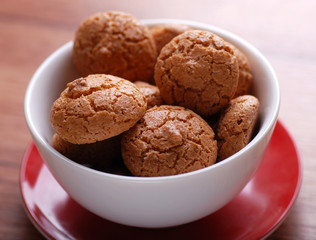 amaretti di saronno in ciotola bianca - uno