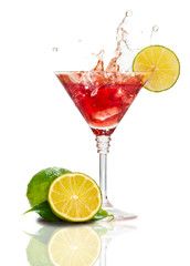 Cocktail martini rouge avec éclaboussures et citron vert isolé