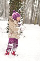 Fototapeta na wymiar dziecko śnieg