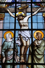 Fototapeta premium Crucifixion du Christ, vitrail de l'église Saint-Philippe-du-Roule à Paris
