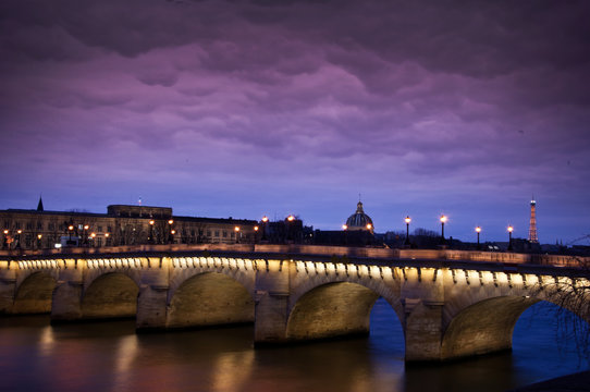pont neuf à Paris la nuit