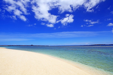 Fototapeta na wymiar 水納島の美しいビーチと夏の空