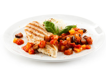Grilled poultry fillet and vegetables