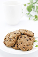 お皿に盛ったクッキーと牛乳