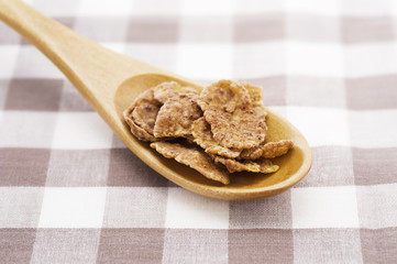 木製のスプーンにのったコーンフレーク