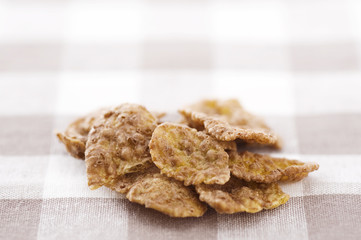 チェック柄の背景にコーンフレークのアップ