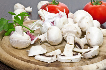 Field mushrooms with tomatoes and garlic