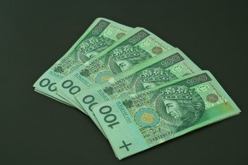 Banknoty polskie  rozłożone na czarnym tle