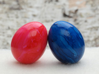 blaues und rotes Osterei