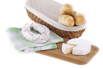 Pyszne śniadanie: ser camembert i salami z rogalikami