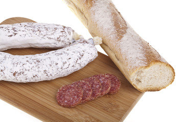 Pyszne śniadanie kiełbasa salami z bagietką