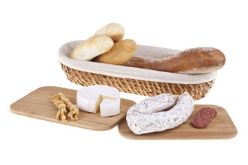 Pyszne śniadanie: ser camembert i salami z bagietką i rogalami