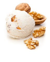 Eis mit Nüssen