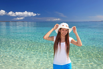 煌めく美しい海と笑顔の女性